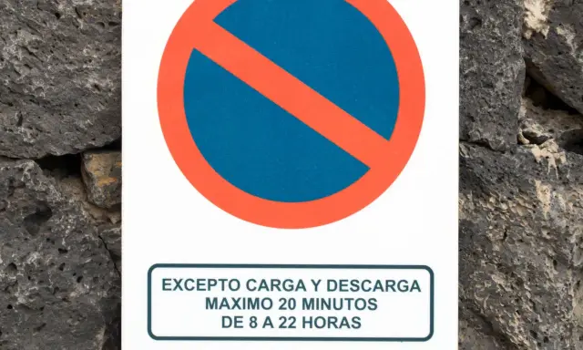 Señal de prohibido estacionar, excepto carga y descarga 20 min (8-22h). Evita la multa por carga y descarga.