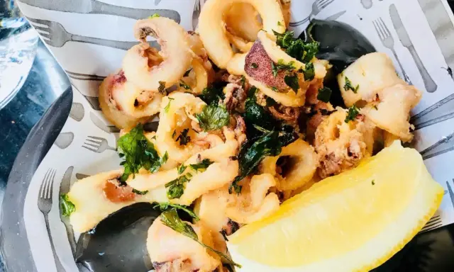 Krispig friterad bläckfisk med citron och persilja. Enkel men god rätt som får bra spanjorskan recensioner.