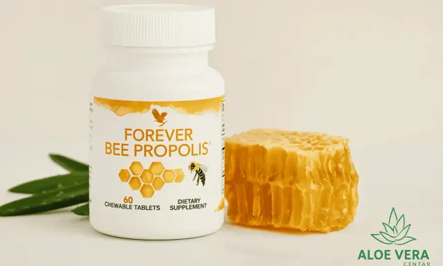 Biała butelka z napisem "FOREVER BEE PROPOLIS", obok plastra miodu i liści aloesu. Naturalne wsparcie na zawsze.
