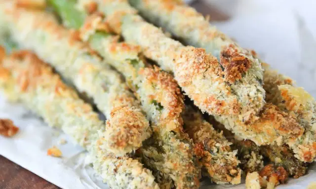 Espárragos verdes crujientes empanados, perfectos para tus recetas de esparragos verdes.