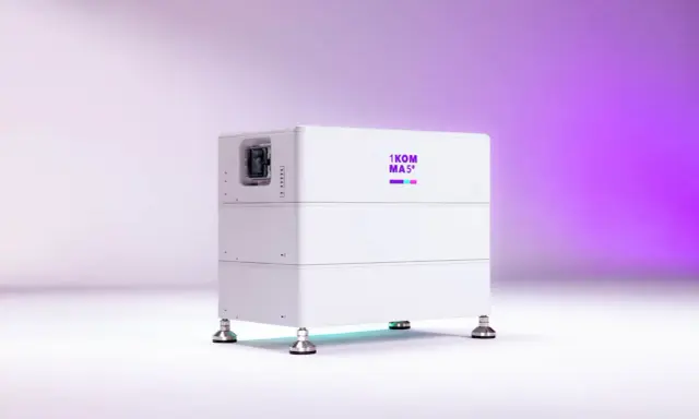 En vit, stapelbar energilagringsenhet med texten "1KOM MA5°" och färgade staplar. Denna solaredge batteri är redo att revolutionera din energihantering.