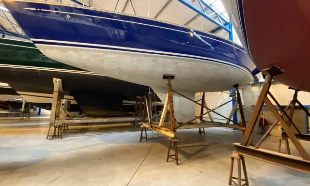 Bateaux bleus et rouges sur des supports, prêts pour l'application d'époxy. Apprenez comment utiliser l'époxy pour une finition durable.