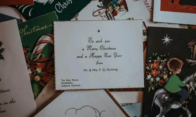Stare kartki świąteczne, w tym zaproszenie z życzeniami "Merry Christmas and a Happy New Year" od Mr. & Mrs. F. G. Hunting.