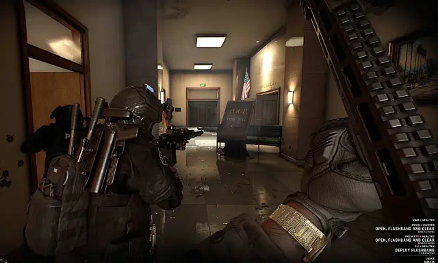 Gracz w grze Days Gone, uzbrojony po zęby, przygotowuje się do akcji w korytarzu.