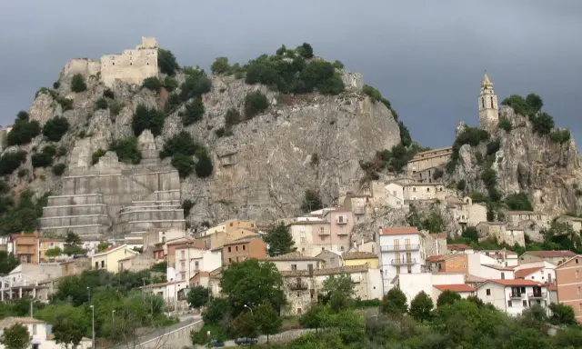 Panoramica di Bagnoli del Trigno, con case aggrappate alla roccia e un castello in cima.