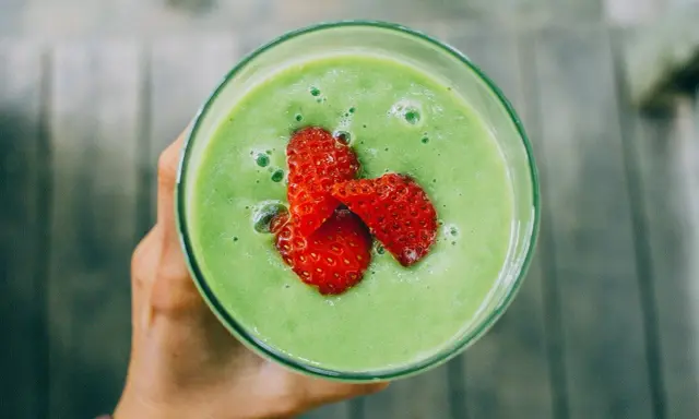 Zielone smoothie z truskawkami, idealne na zdrowe śniadanie. Inspiracja dla przepisów na zielone smoothie.