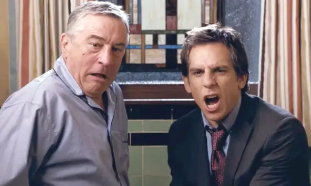 Robert De Niro och Ben Stiller i en komisk scen. Deras ansiktsuttryck antyder en intensiv diskussion, typiskt för filmer med Ben Stiller.