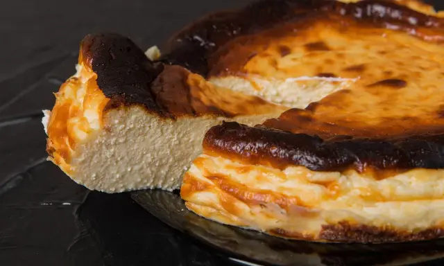 Sernik z opadniętym środkiem, z przypaloną skórką, wygląda apetycznie. Czy to przez temperaturę pieczenia, dlaczego sernik opada?