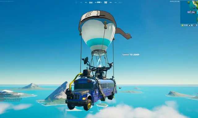 Niebieski autobus Battle Bus z baloniem w stylu Naruto unosi się nad wyspami. Gracze Fortnite gry online czekają na skok.