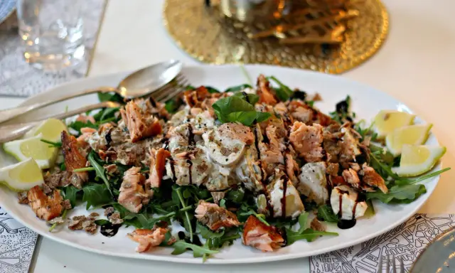 En lyxig sallad till buffé med lax, potatis, ruccola och citronklyftor. En festlig rätt som passar perfekt för alla tillfällen.