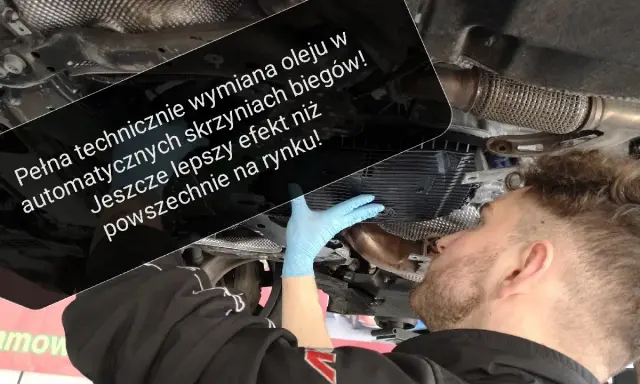 Mechanik w niebieskiej rękawiczce dokonuje wymiany oleju w automatycznej skrzyni biegów, zapewniając lepszy efekt niż standardowe rozwiązania.