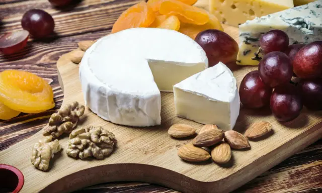 Pyszny camembert, winogrona, orzechy i suszone morele. Zastanawiasz się, ile kalorii ma camembert?
