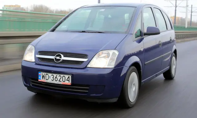Niebieski Opel Meriva 1.7 CDTI jedzie po moście.