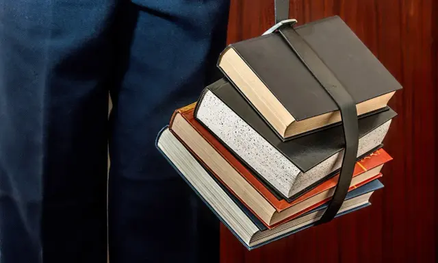 Stos książek, symbol wiedzy, idealny na studia dietetyka Łódź.