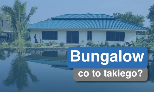 Bungalow co to takiego? Biały dom z niebieskim dachem, otoczony zielenią i stawem, z odbiciem w wodzie.