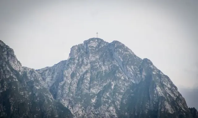 Szczyt Giewontu z krzyżem, majestatyczna góra w Tatrach. To jest topr, co to za widok!