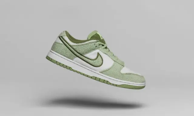 Miętowe Nike Dunk Low z fakturowaną cholewką, białe panele i zielone logo. Sprawdź unikalny nike numer seryjny.