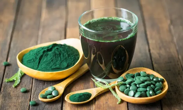 Spiruline en poudre, comprimés et boisson verte. Un trésor pour la santé et la beauté des cheveux.