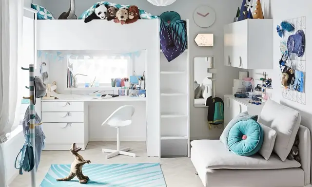 Mały pokój dziecięcy inspiracje: łóżko piętrowe, biurko, sofa, pluszaki i dinozaur tworzą przytulną przestrzeń do zabawy i nauki.