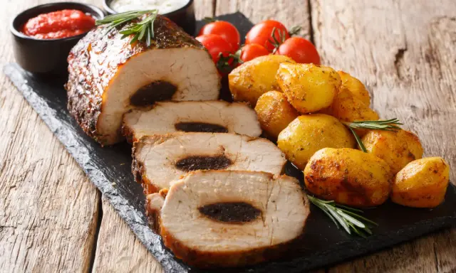 Pyszny schab ze śliwką, pieczone ziemniaczki, pomidorki i sosy. Idealny obiad!