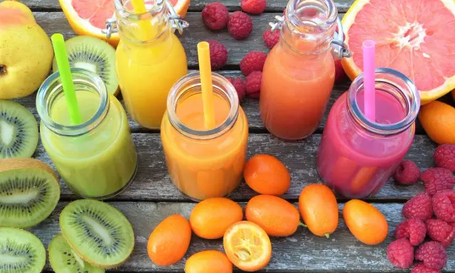 Soki z kiwi, pomarańczy, malin i grejpfruta. Jakie owoce może jeść dializowany? Te są bezpieczne i pyszne!