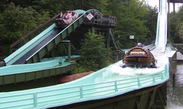 Holiday Park: Ehemalige Attraktionen Superwirbel, Teufelsfässer