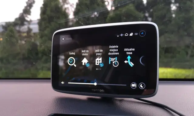 TomTom - najlepsza nawigacja samochodowa na telefon. Menu z opcjami: Szukaj, Jedź do domu, Jedź do pracy, Ostatnie miejsca docelowe, Aktualna trasa.