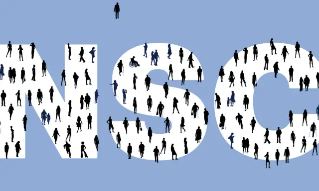 Silhouetten van mensen vormen de letters 'NSC'. Dit illustreert de sociaal contract betekenis: de samenleving als een geheel.