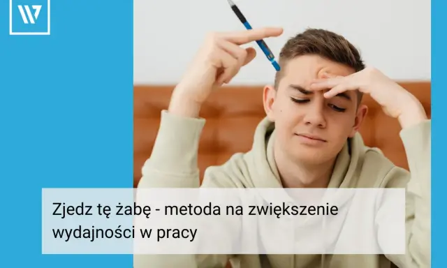 Chłopak z długopisem nad czołem, zamyślony. "Zjedz tę żabę" - metoda na zwiększenie wydajności w pracy.