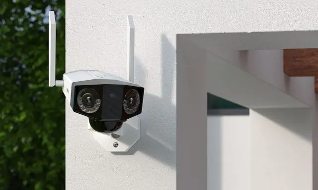 Kamera monitoringu z dwoma obiektywami zamontowana na białej ścianie.