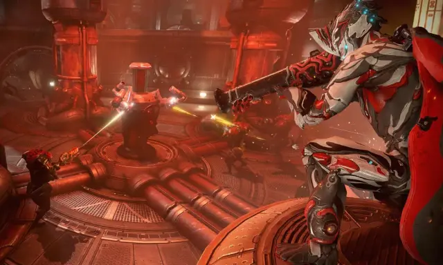 Dwóch graczy w futurystycznych zbrojach walczy w mrocznym, industrialnym otoczeniu. To dynamiczna scena z gry mmo.