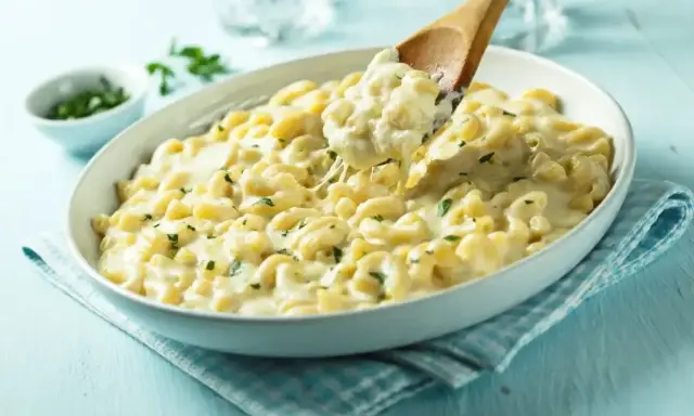 Pyszne, kremowe mac n cheese z ziołami, nabierane drewnianą łyżką. Idealne na chłodny wieczór.
