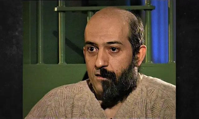 Uomo con barba da un lato, calvo dall'altro, dietro le sbarre. Potrebbe essere il protagonista de "il cacciatore di anoressiche libro".