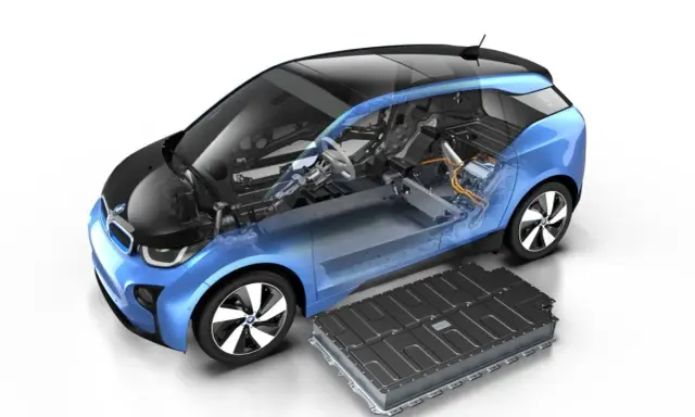 Corte transversal de un BMW i3 azul, mostrando su interior y la batería extraída, lista para ser colocada en el maletero.