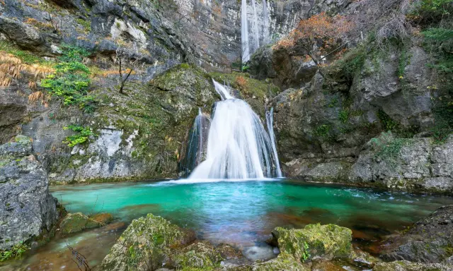El mirador de la cueva del río Mundo ofrece una cascada espectacular cayendo en aguas turquesas.