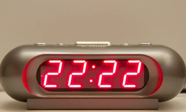 Cyfrowy zegar pokazuje 22:22. To może być znak, że 1331 znaczenie jest blisko.