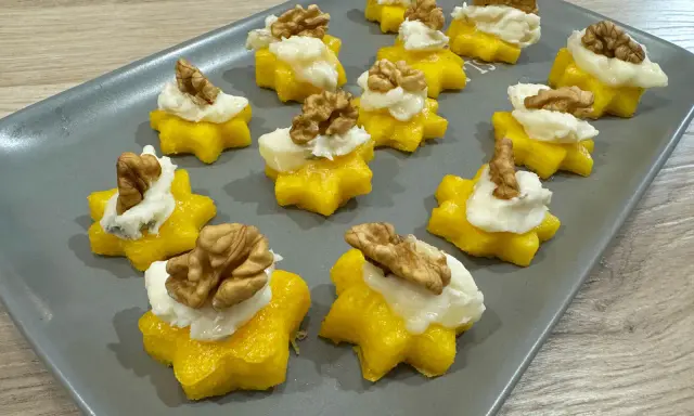 Stelline di polenta con formaggio e noci: antipasti sfiziosi per stupire.