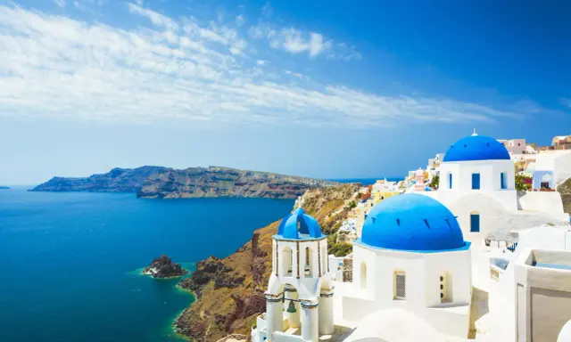 Santorini, Grecja. Białe domy z niebieskimi kopułami nad morzem. Sprawdź ceny wakacji!