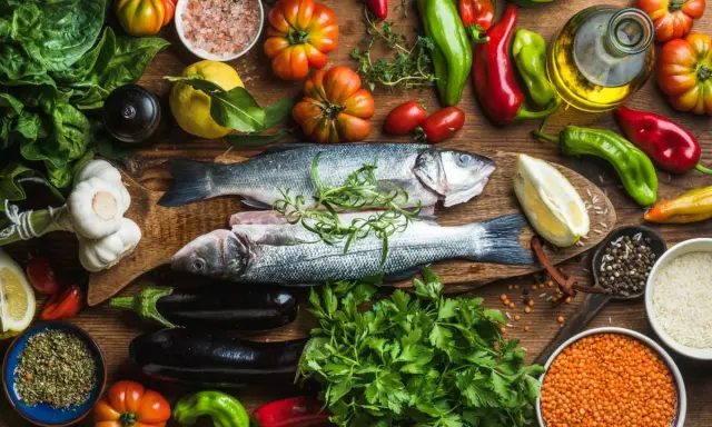 Frische Zutaten für gesunde gicht rezepte mittagessen: Fisch, Gemüse, Kräuter, Linsen und Reis.