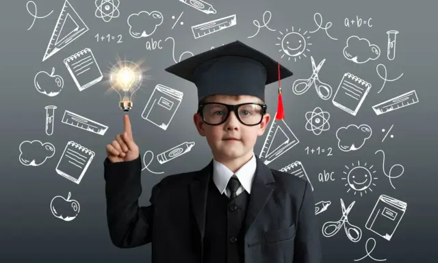 Un enfant HPI que faire ? Ce jeune prodige, coiffé d'un mortier, a une idée lumineuse. Autour de lui, des symboles scolaires.