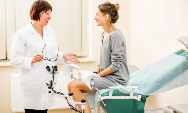 Lekarka uspokaja pacjentkę przed badaniem. Czy cytologia boli? Lekarka wyjaśnia, że nie musi.
