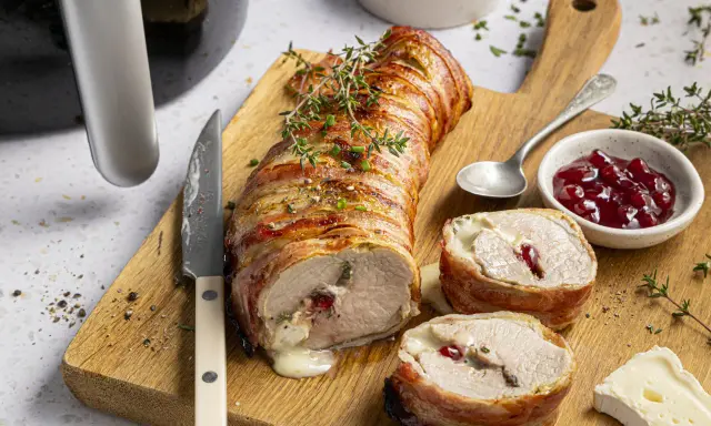 Saftiges schweinefilet im speckmantel, perfekt im Airfryer zubereitet, mit Käse und Cranberry-Füllung.