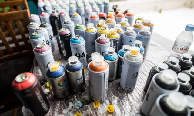 Mnóstwo puszek farby w sprayu, gotowych do użycia. Czas schnięcia farby w sprayu zależy od wielu czynników, ale te kolory wyglądają obiecująco.