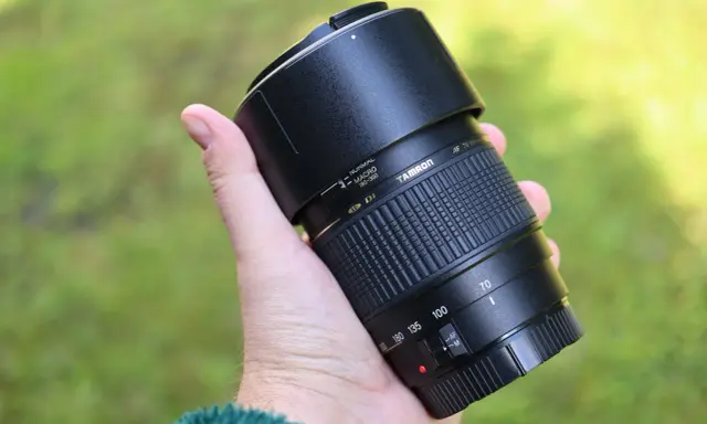 Obiektyw 70-300mm Tamron, idealny do zdjęć makro, portretów i dzikiej przyrody.