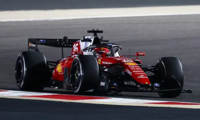 Coche de Ferrari número 16 en plena acción en el GP Bahrein, con el piloto concentrado en la pista nocturna.