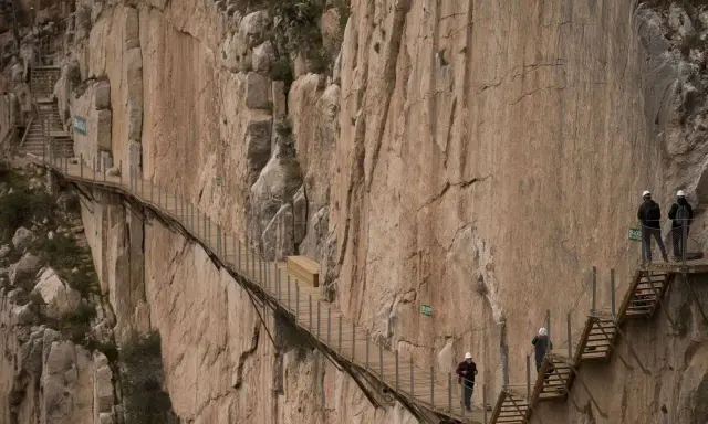 Wagemutige Wanderer auf dem Caminito del Rey, der einst als gefährlich galt. Ein unfallfreies Erlebnis auf dem schmalen Pfad.