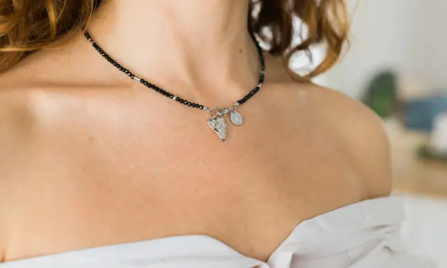 Elegancki naszyjnik choker srebrny z czarnymi koralikami i zawieszkami.