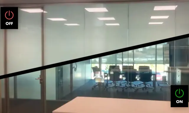 La lámina cristal inteligente cambia de opaca a transparente, mostrando una sala de reuniones.