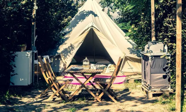 Acogedor ecocamping Vinyols con tienda de campaña, mesa y sillas listas para disfrutar.