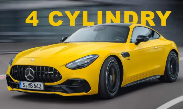 Żółty Mercedes-AMG GT 43 z napisem "4 CYLINDY" na tle szarego, rozmazanego tła.